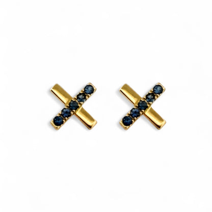 Comprar pendiente en forma de cruz realizados en oro amarillo de 18kt y 5 zafiros talla brillante en cada pendiente. Envío gratis. Joyería Ian'Or.
