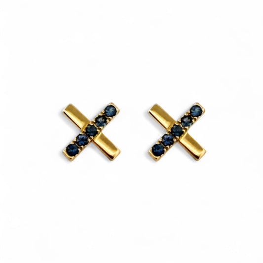 Comprar pendiente en forma de cruz realizados en oro amarillo de 18kt y 5 zafiros talla brillante en cada pendiente. Envío gratis. Joyería Ian'Or.
