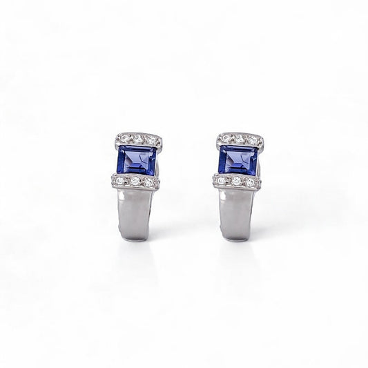 Pendientes realizados en oro blanco de 18kt con una amatista en cada pendiente talla baguette y carril de diamantes alrededor de la amatista. Ian'Or.

