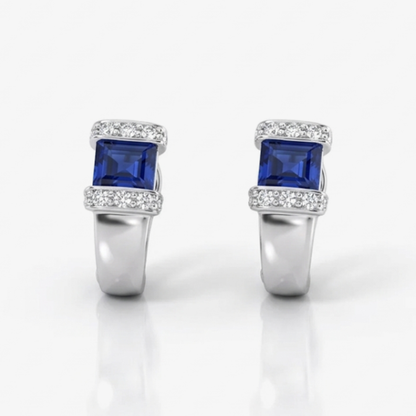 Pendientes realizados en oro blanco de 18kt con una amatista en cada pendiente talla baguette y carril de diamantes alrededor de la amatista. Ian'Or.
