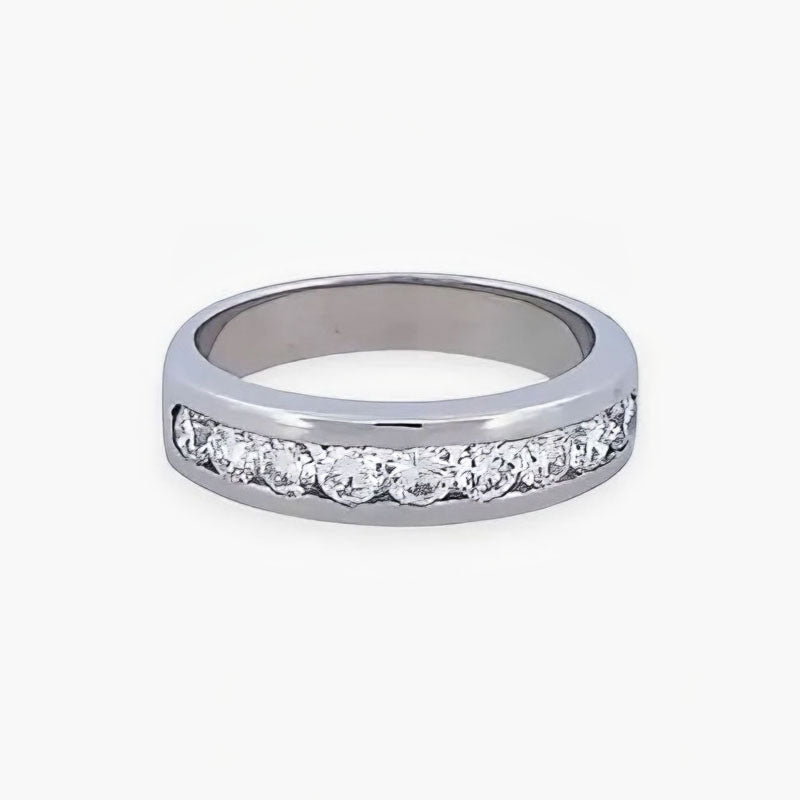 Comprar media alianza de oro blanco de 18kt con carril de diamantes talla brillante de 0,05ct cada uno. Joyas con diamantes. Joyería Ian'Or. Envío gratis.