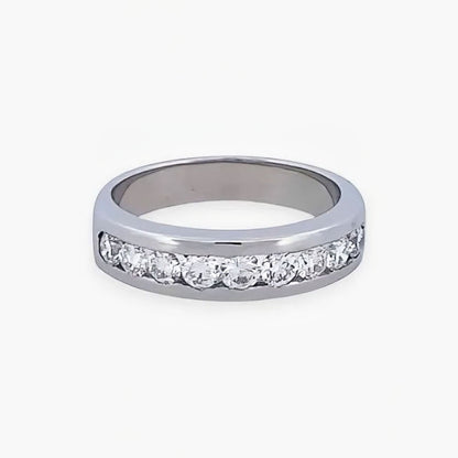 Comprar media alianza de oro blanco de 18kt con carril de diamantes talla brillante de 0,05ct cada uno. Joyas con diamantes. Joyería Ian'Or. Envío gratis.