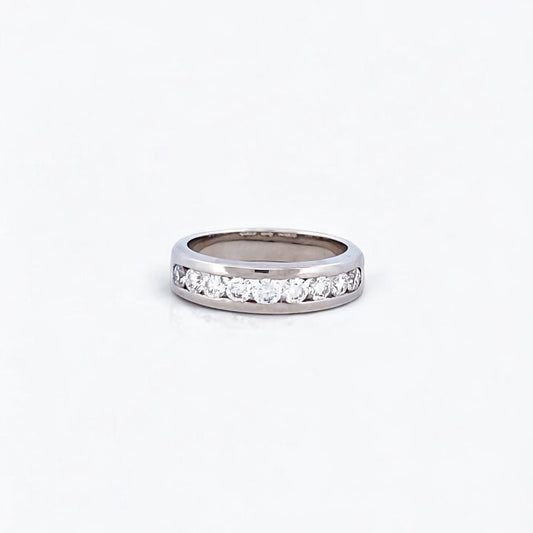 Comprar media alianza de oro blanco de 18kt con carril de diamantes talla brillante de 0,05ct cada uno. Joyas con diamantes. Joyería Ian'Or. Envío gratis.