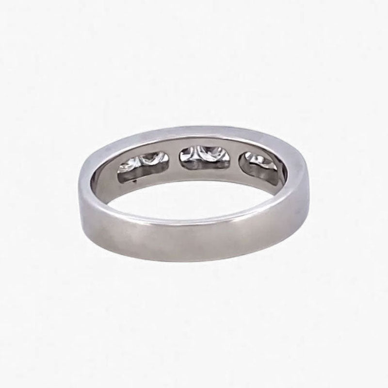 Comprar media alianza de oro blanco de 18kt con carril de diamantes talla brillante de 0,05ct cada uno. Joyas con diamantes. Joyería Ian'Or. Envío gratis.