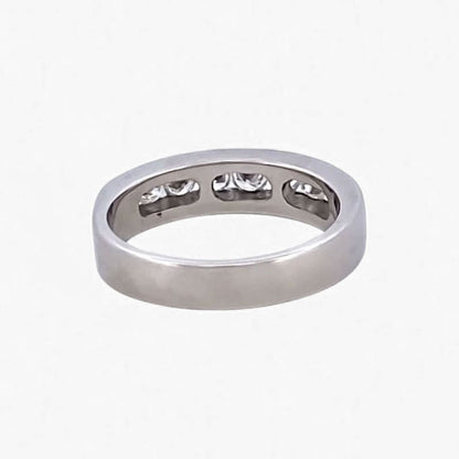 Comprar media alianza de oro blanco de 18kt con carril de diamantes talla brillante de 0,05ct cada uno. Joyas con diamantes. Joyería Ian'Or. Envío gratis.