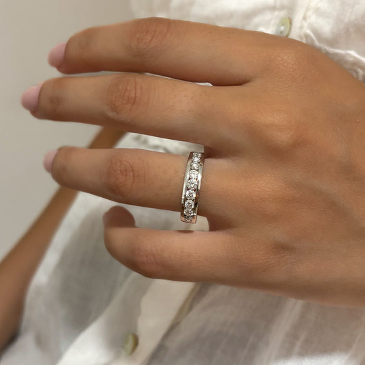 Comprar media alianza de oro blanco de 18kt con carril de diamantes talla brillante de 0,05ct cada uno. Joyas con diamantes. Joyería Ian'Or. Envío gratis.