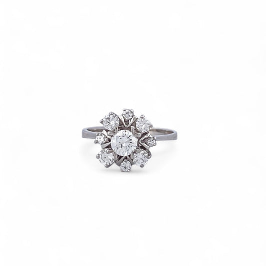 Comprar sortija realizada en oro blanco de 18kt con rosetón de diamantes alrededor de un diamante central más grande. Joyas con diamantes. Joyería Ian'Or.
