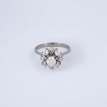 Comprar sortija realizada en oro blanco de 18kt con rosetón de diamantes alrededor de un diamante central más grande. Joyas con diamantes. Joyería Ian'Or.
