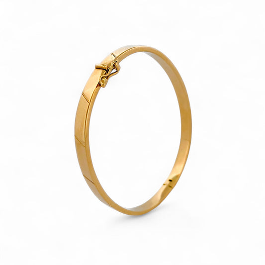 Comprar pulsera esclava lisa con detalles de líneas en la parte de delante realizada en oro amarillo de 18kt. Cierre de cajón con un brazo de seguridad.
