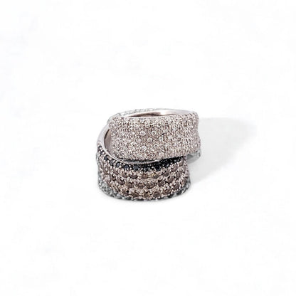 Comprar sortija de oro blanco de 18kt con pavé de diamantes talla brillante blancos, negros y marrones. Joyas con diamantes. Joyería Ian'Or. Envío gratis.