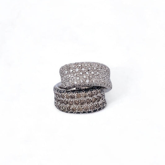 Comprar sortija de oro blanco de 18kt con pavé de diamantes talla brillante blancos, negros y marrones. Joyas con diamantes. Joyería Ian'Or. Envío gratis.