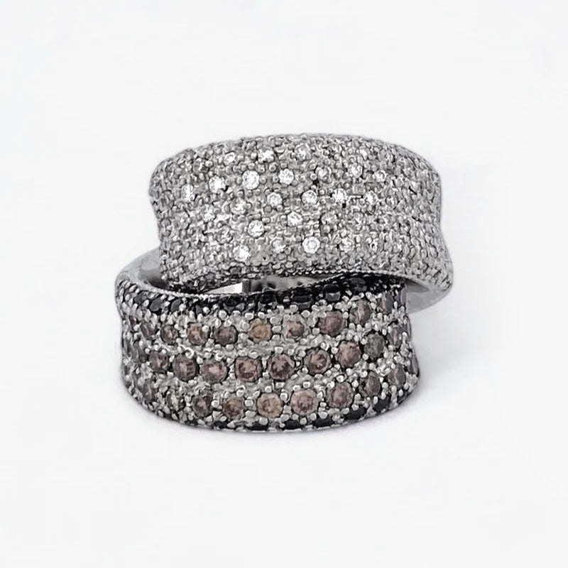 Comprar sortija de oro blanco de 18kt con pavé de diamantes talla brillante blancos, negros y marrones. Joyas con diamantes. Joyería Ian'Or. Envío gratis.
