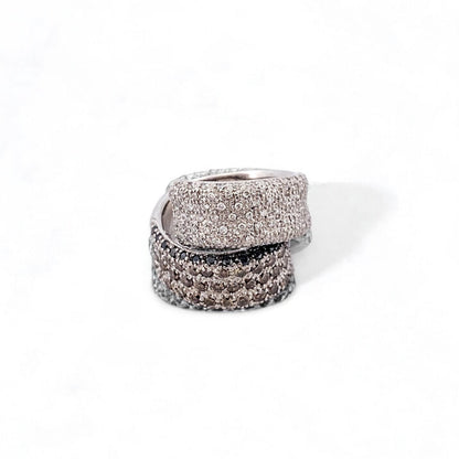 Comprar sortija de oro blanco de 18kt con pavé de diamantes talla brillante blancos, negros y marrones. Joyas con diamantes. Joyería Ian'Or. Envío gratis.