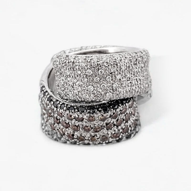 Comprar sortija de oro blanco de 18kt con pavé de diamantes talla brillante blancos, negros y marrones. Joyas con diamantes. Joyería Ian'Or. Envío gratis.