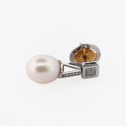 Comprar pendientes semilargos de oro blanco con diamantes y perlas en cada pendiente. Disponene de cierre a presión. Comprar pendientes al mejor precio en barcelona.