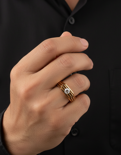 Comprar anillo tipo sello de oro amarillo de 18kt con un diamante en la parte central. Sellos de oro 18kt segunda mano.