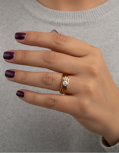 Comprar anillo tipo sello de oro amarillo de 18kt con un diamante en la parte central. Sellos de oro 18kt segunda mano.