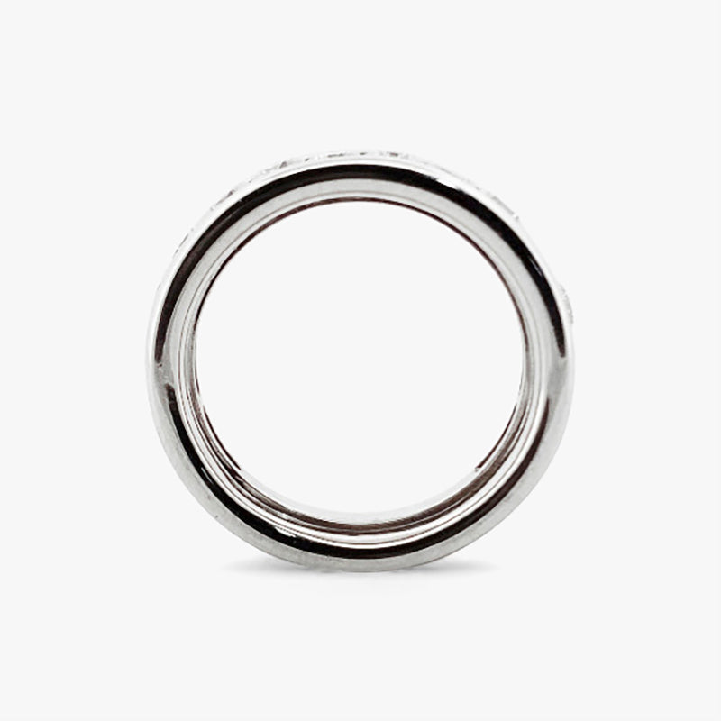 Comprar alianza de oro blanco de 18kt con carril de diamantes talla brillante de 0,05ct cada uno. Joyas con diamantes. Joyería Ian'Or. Envío gratis.