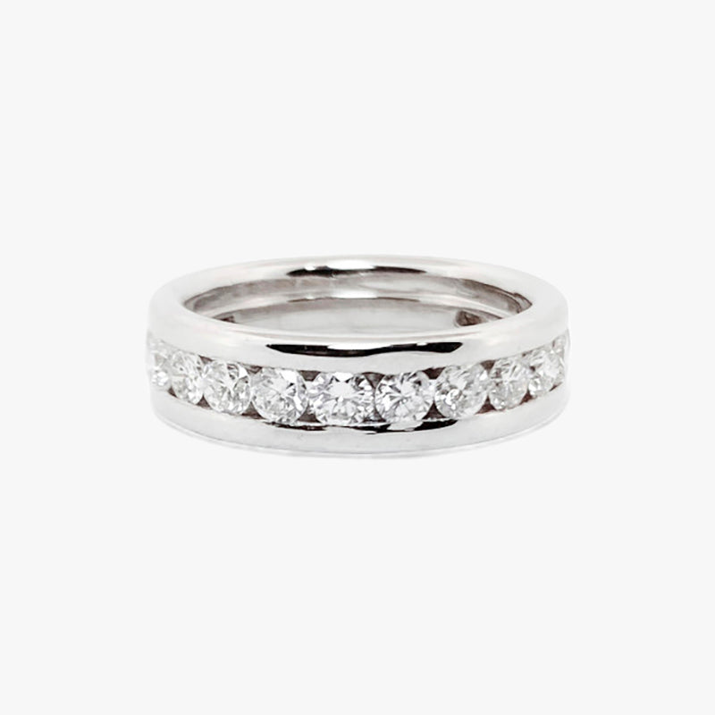 Comprar alianza de oro blanco de 18kt con carril de diamantes talla brillante de 0,05ct cada uno. Joyas con diamantes. Joyería Ian'Or. Envío gratis.