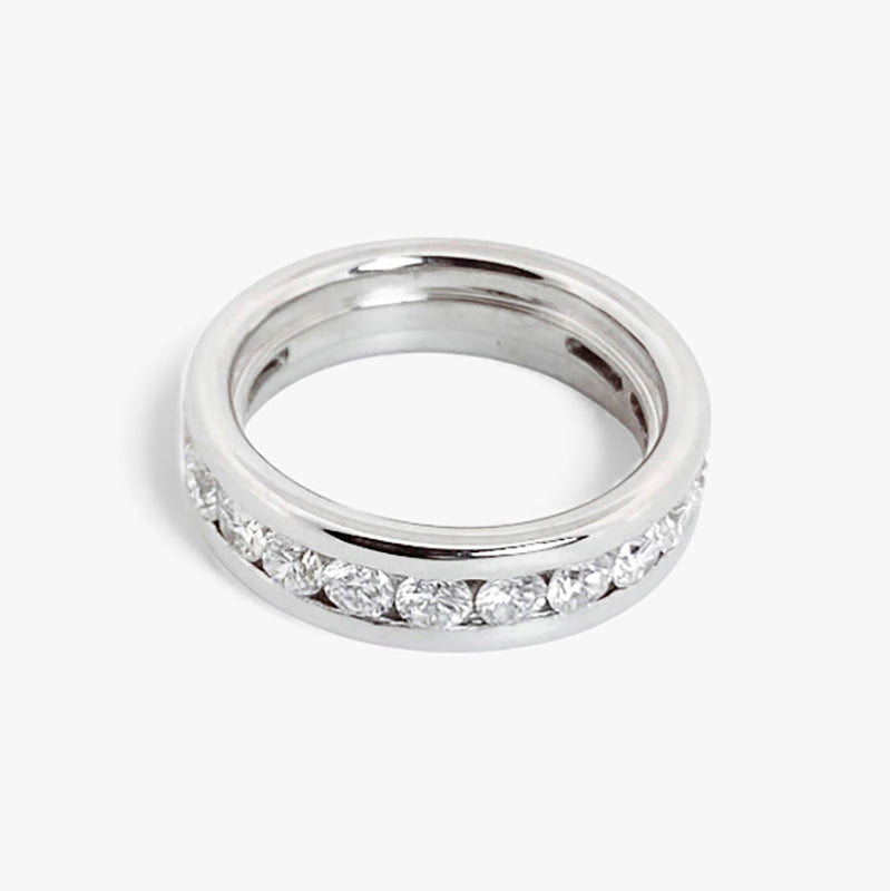Comprar alianza de oro blanco de 18kt con carril de diamantes talla brillante de 0,05ct cada uno. Joyas con diamantes. Joyería Ian'Or. Envío gratis.