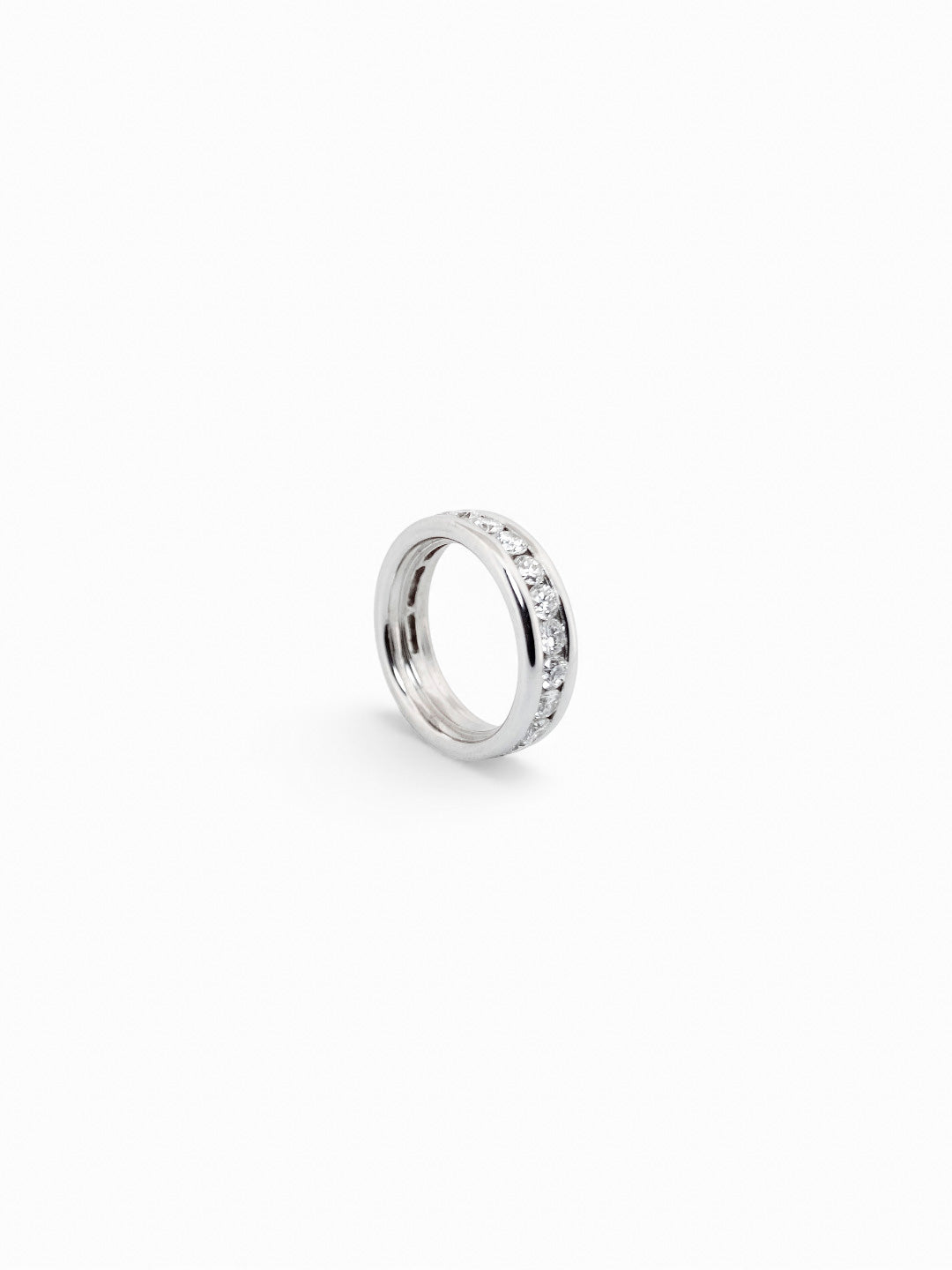 Comprar alianza de oro blanco de 18kt con carril de diamantes talla brillante de 0,05ct cada uno. Joyas con diamantes. Joyería Ian'Or. Envío gratis.