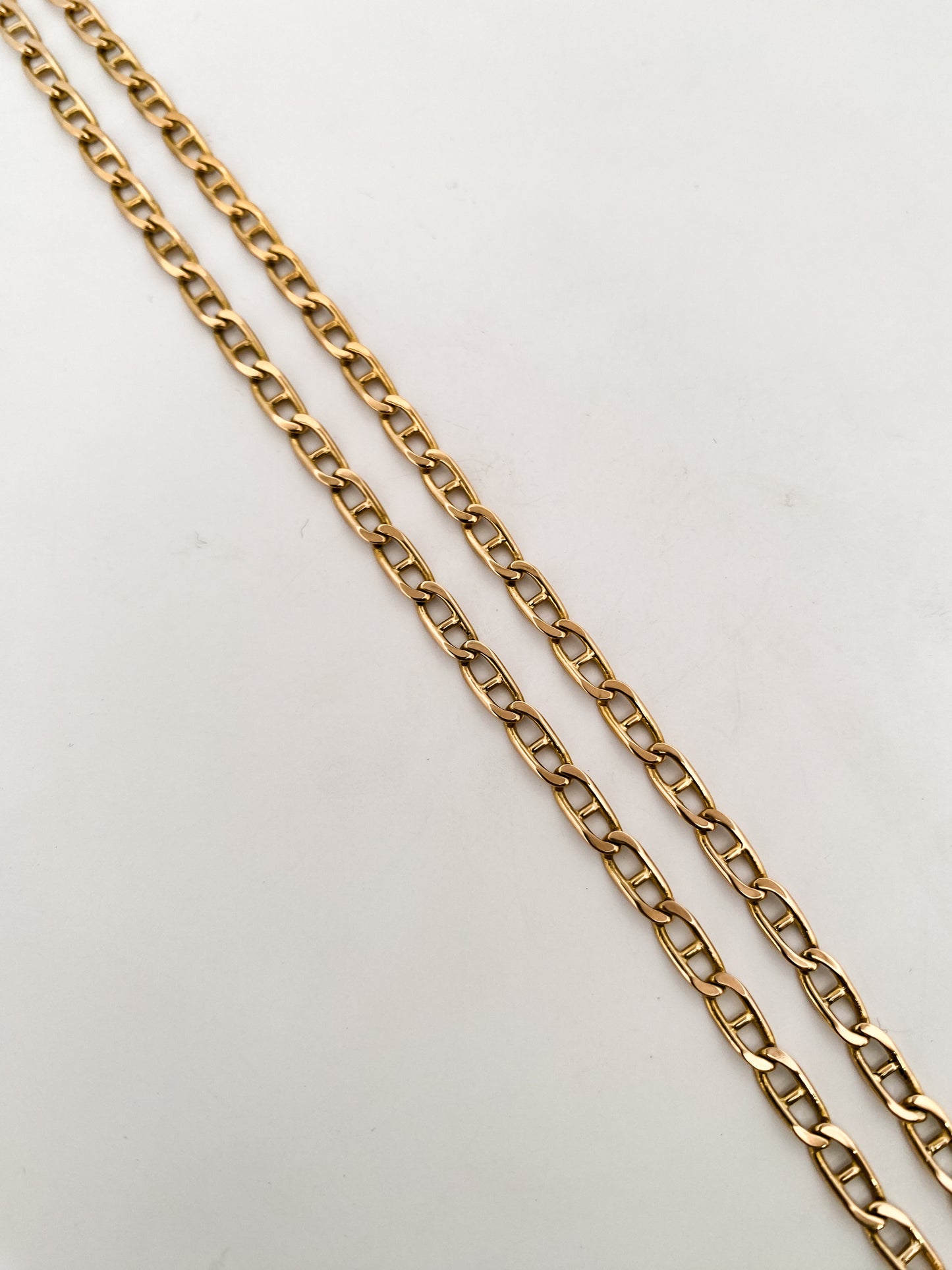 Comprar cadena de eslabones banana barra en oro amarillo de 18kt y cierre tipo mosquetón. Venta de cadenas y collares baratos. Envío gratis. Joyas restauradas.