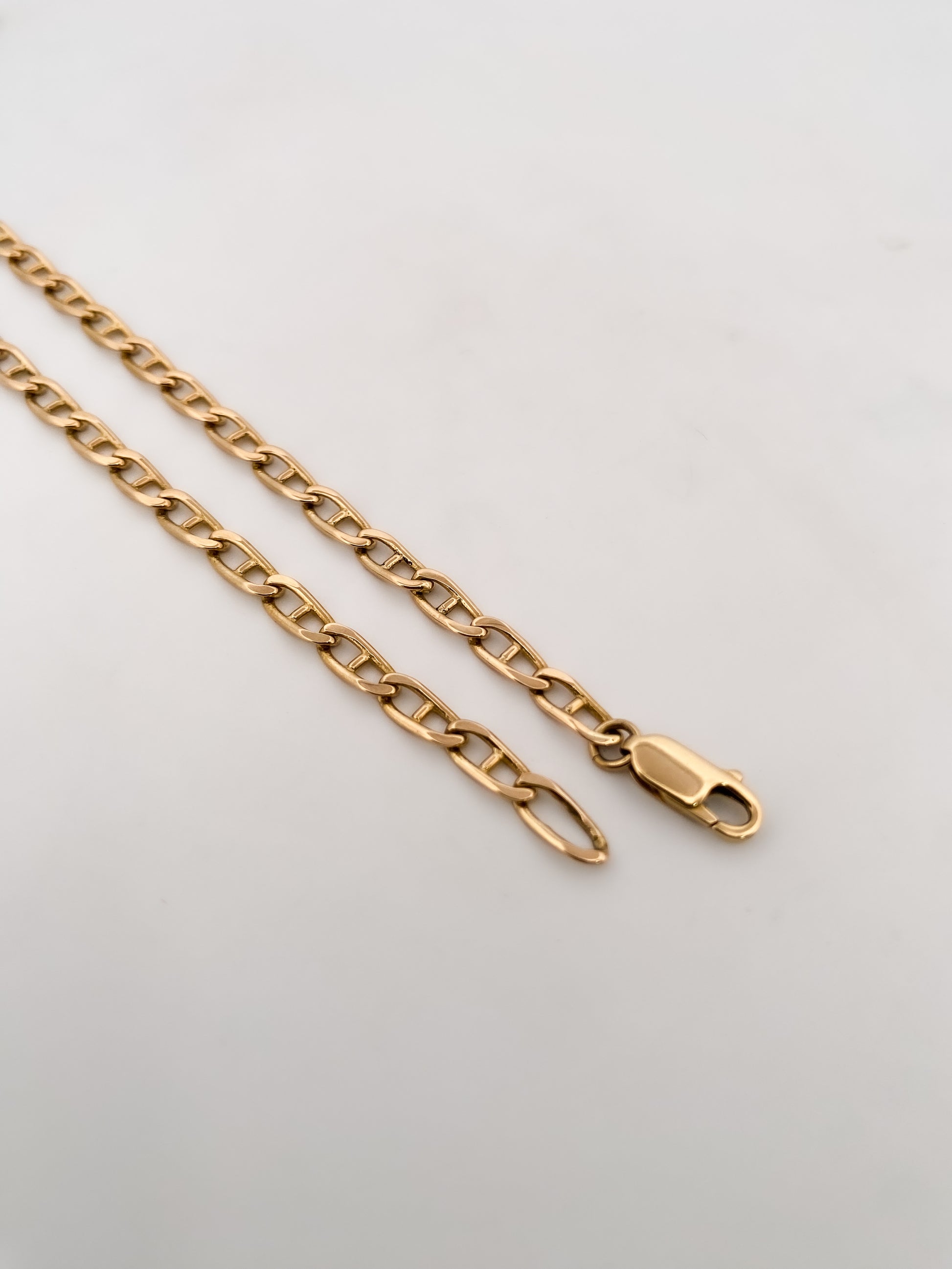 Comprar cadena de eslabones banana barra en oro amarillo de 18kt y cierre tipo mosquetón. Venta de cadenas y collares baratos. Envío gratis. Joyas restauradas.