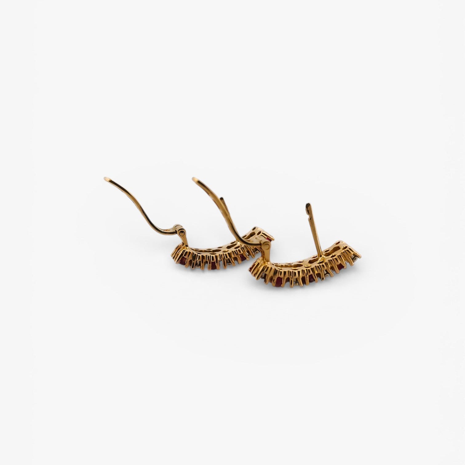 Comprar pendientes de oro amarillo de 18kt con 7 diamantes y 7 rubíes en cada pendiente. Cierre omega.Joyas de segunda mano. Joyas restauradas. Envío gratis.
