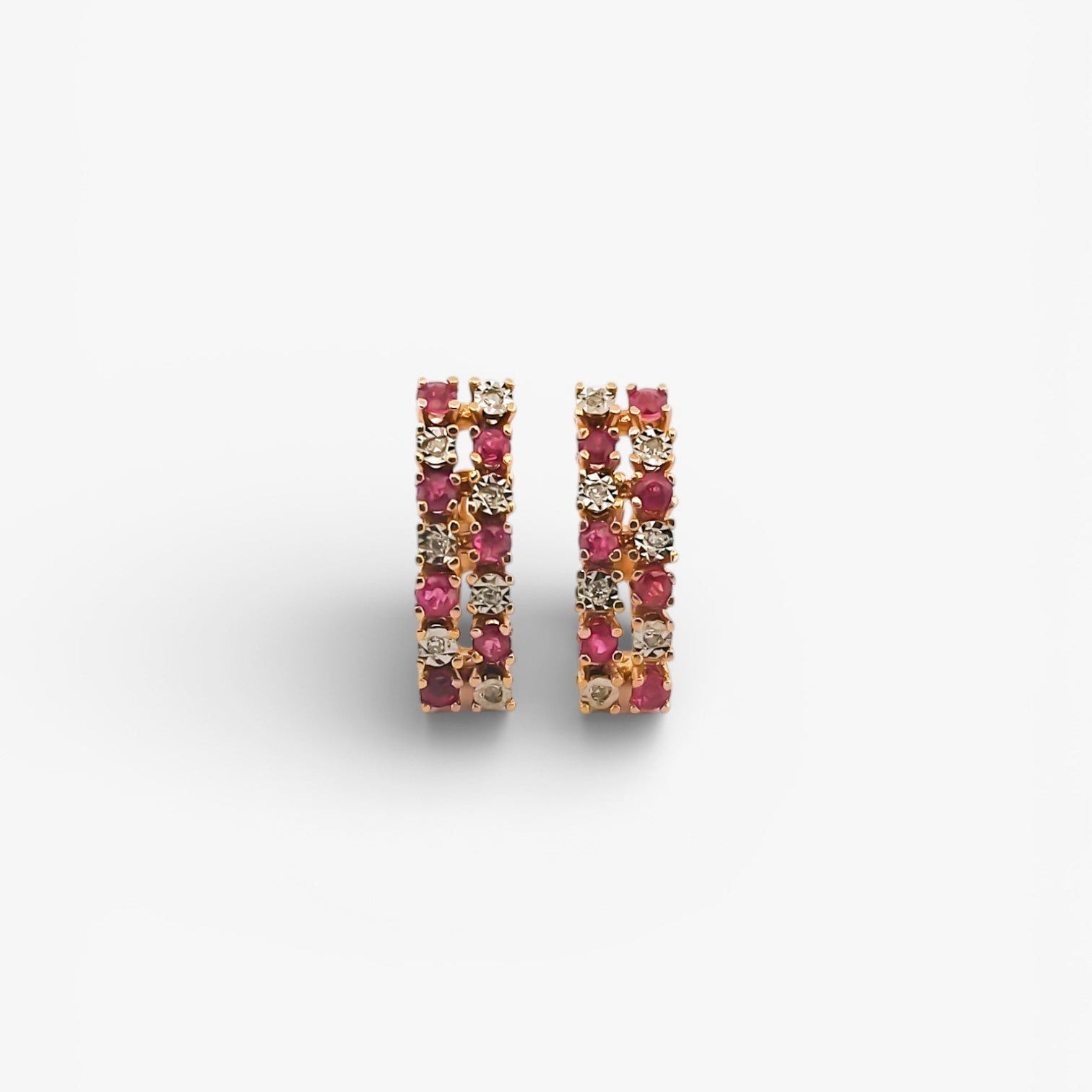 Comprar pendientes de oro amarillo de 18kt con 7 diamantes y 7 rubíes en cada pendiente. Cierre omega.Joyas de segunda mano. Joyas restauradas. Envío gratis.