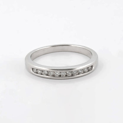 Comprar media alianza de oro blanco de 18kt con carril de diamantes. Joyas con diamantes. Joyería Ian'Or. Envío gratis.