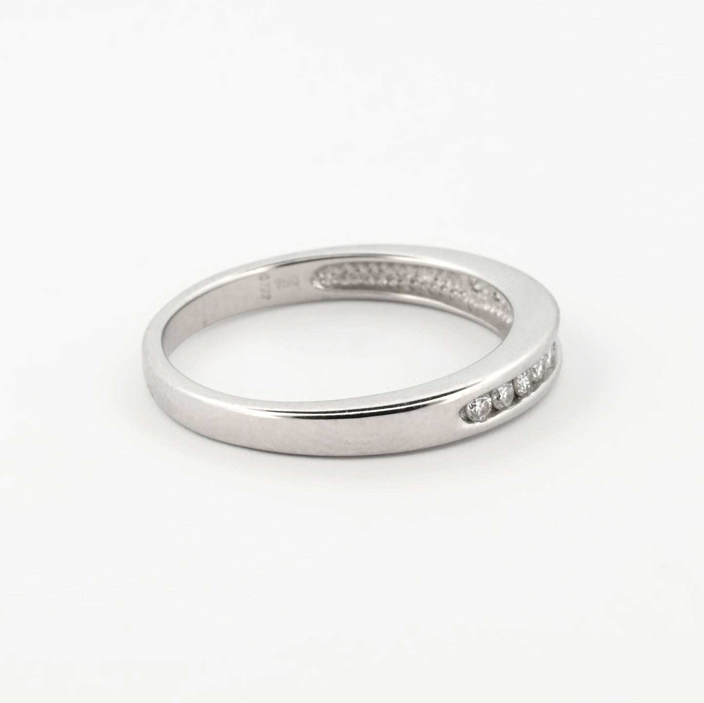 Comprar media alianza de oro blanco de 18kt con carril de diamantes. Joyas con diamantes. Joyería Ian'Or. Envío gratis.