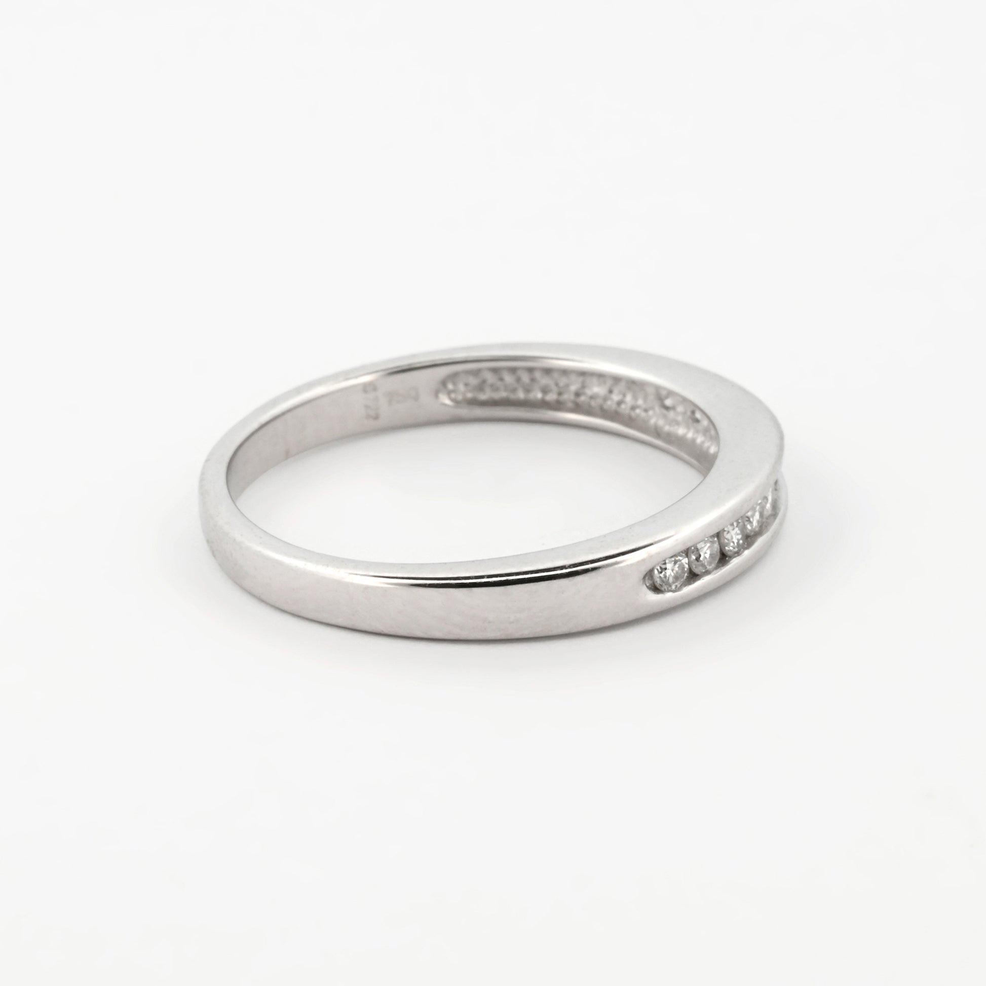 Comprar media alianza de oro blanco de 18kt con carril de diamantes. Joyas con diamantes. Joyería Ian'Or. Envío gratis.