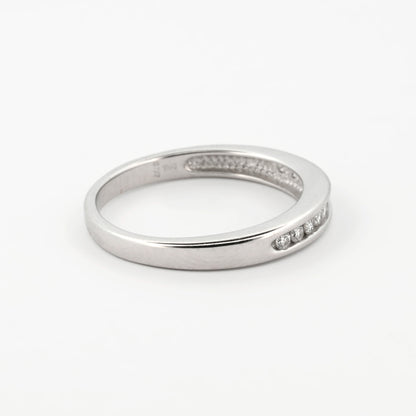Comprar media alianza de oro blanco de 18kt con carril de diamantes. Joyas con diamantes. Joyería Ian'Or. Envío gratis.