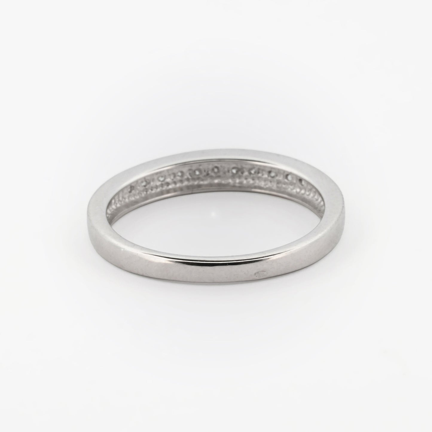 Comprar media alianza de oro blanco de 18kt con carril de diamantes. Joyas con diamantes. Joyería Ian'Or. Envío gratis.