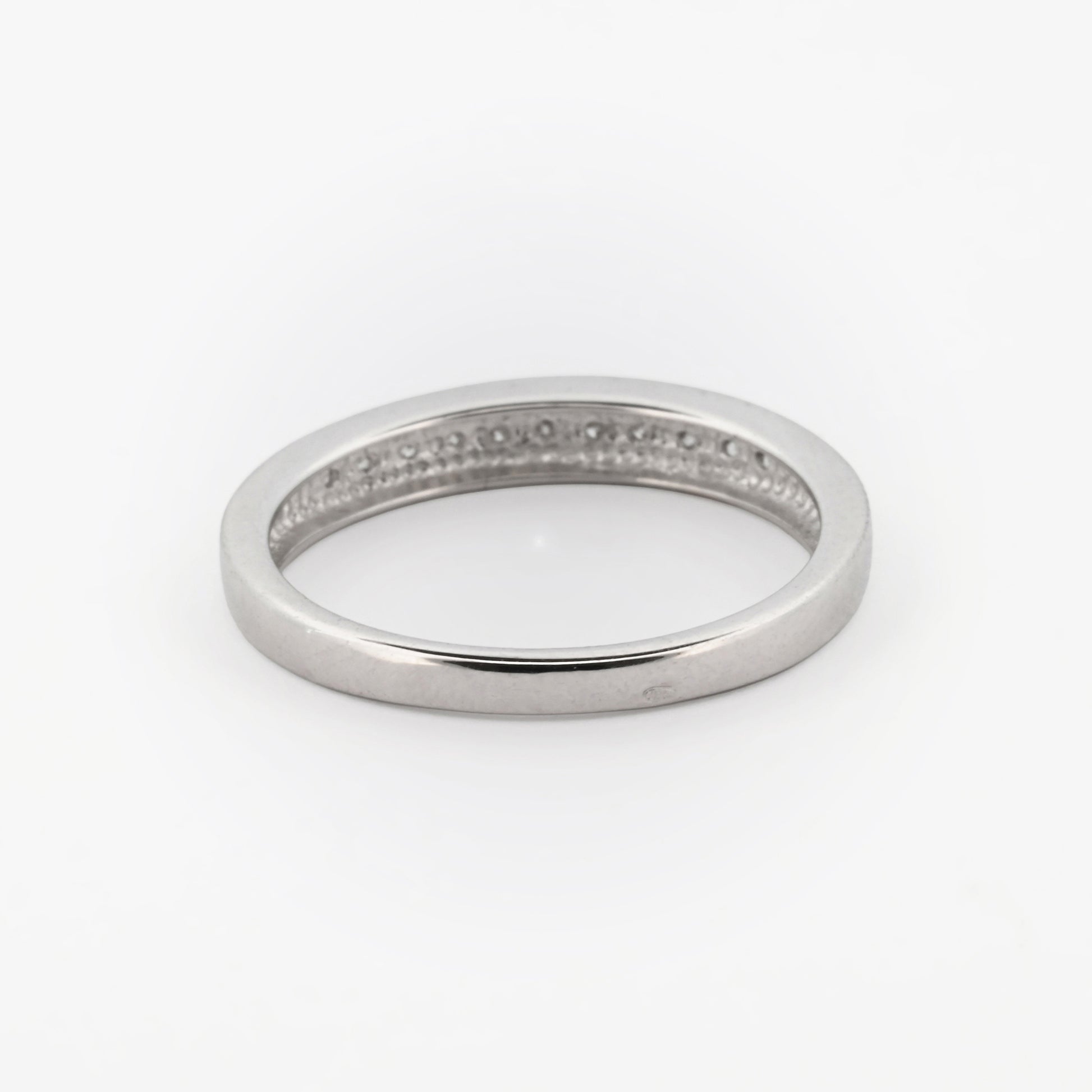 Comprar media alianza de oro blanco de 18kt con carril de diamantes. Joyas con diamantes. Joyería Ian'Or. Envío gratis.