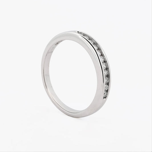 Comprar media alianza de oro blanco de 18kt con carril de diamantes. Joyas con diamantes. Joyería Ian'Or. Envío gratis.