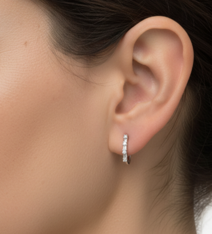 Comprar pendientes rectangulares de oro blanco de 18kt con 4 diamantes en cada pendiente. Cierre tipo presión. Joyas segunda mano. Joyas restauradas. Ian'Or.