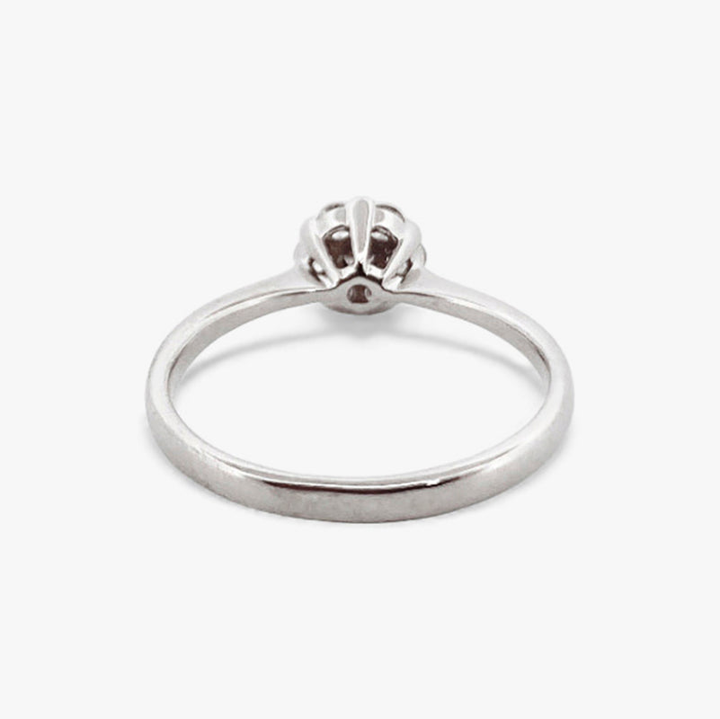 Solitario realizado en oro blanco de 18kt y flor de 7 brillantes. Joyas de segunda mano baratas. Joyería Ian'Or. Envío gratis.
