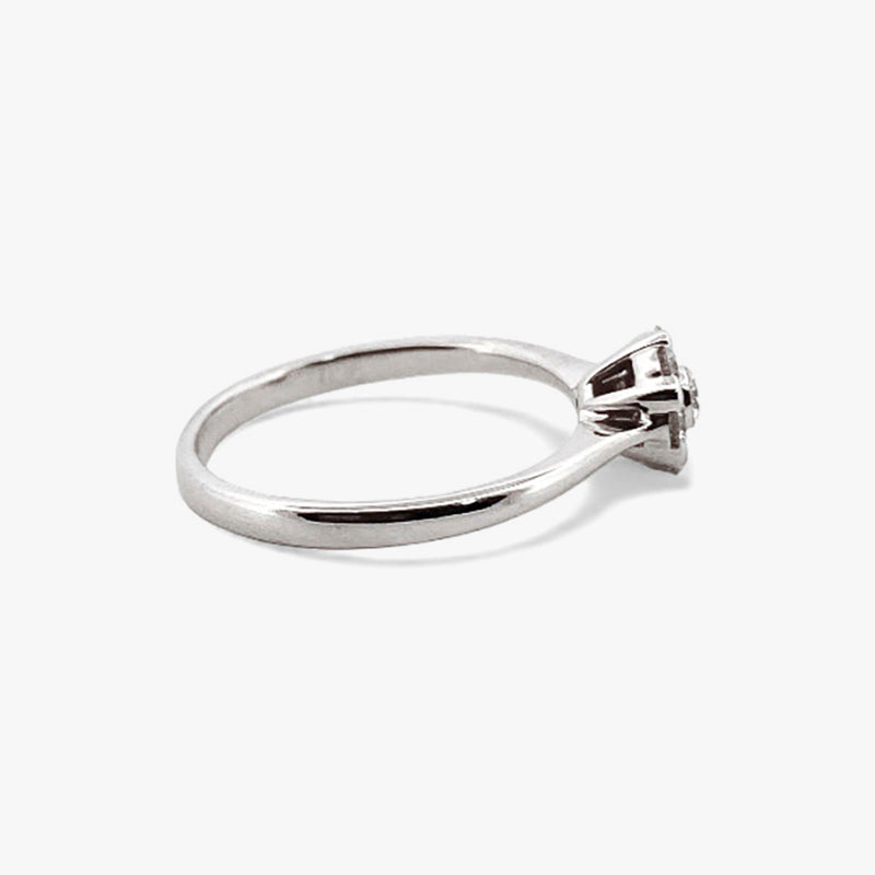 Solitario realizado en oro blanco de 18kt y flor de 7 brillantes. Joyas de segunda mano baratas. Joyería Ian'Or. Envío gratis.