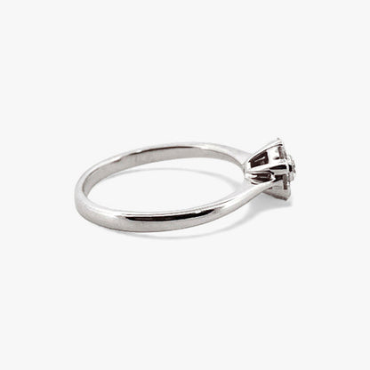 Solitario realizado en oro blanco de 18kt y flor de 7 brillantes. Joyas de segunda mano baratas. Joyería Ian'Or. Envío gratis.