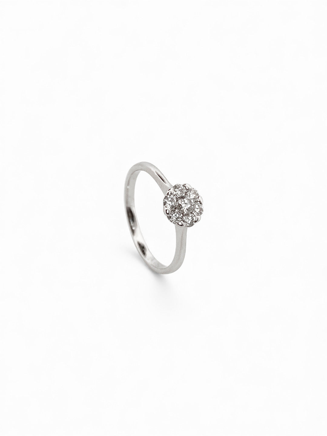 Solitario realizado en oro blanco de 18kt y flor de 7 brillantes. Joyas de segunda mano baratas. Joyería Ian'Or. Envío gratis.
