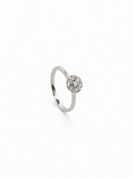 Solitario realizado en oro blanco de 18kt y flor de 7 brillantes. Joyas de segunda mano baratas. Joyería Ian'Or. Envío gratis.