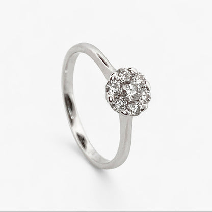 Solitario realizado en oro blanco de 18kt y flor de 7 brillantes. Joyas de segunda mano baratas. Joyería Ian'Or. Envío gratis.