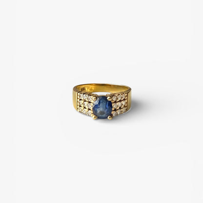 Comprar anillo realizado en oro amarillo de 18kt con un zafiro central engastado en 4 grapas y 9 diamantes cada lado. Joyas de segunda mano Barcelona. Envío gratis.