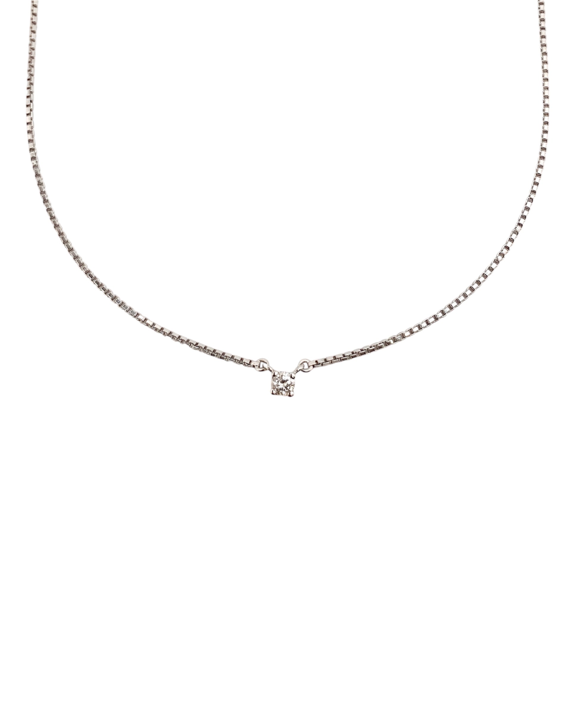 Collar con cadena tipo veneciana en oro blanco de 18kt con un solitario de brillante engastado en 4 grapas. La cadena mide 42cm. Gargantillas de oro blanco baratas