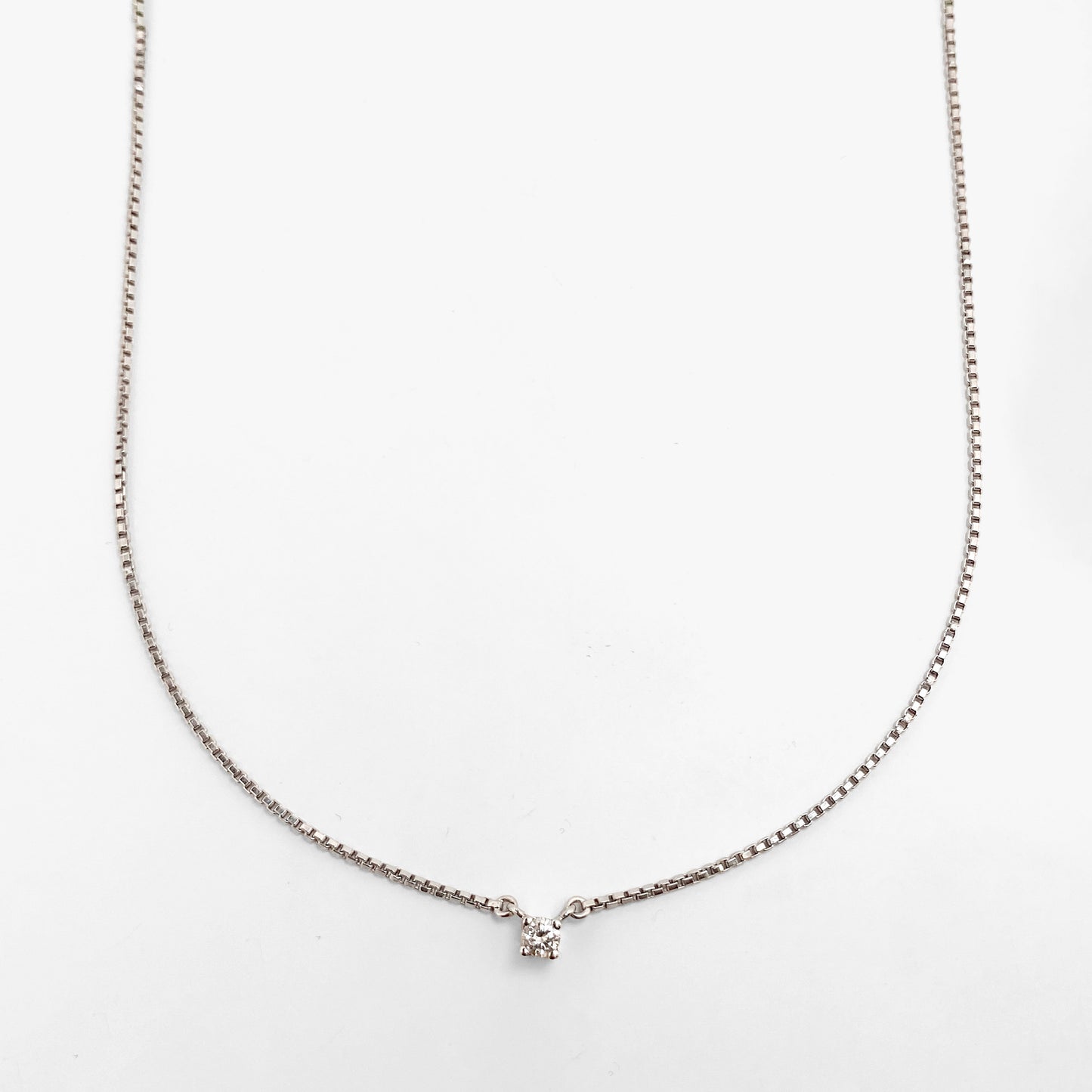 Collar con cadena tipo veneciana en oro blanco de 18kt con un solitario de brillante engastado en 4 grapas. Pieza certificada y envío gratuito.