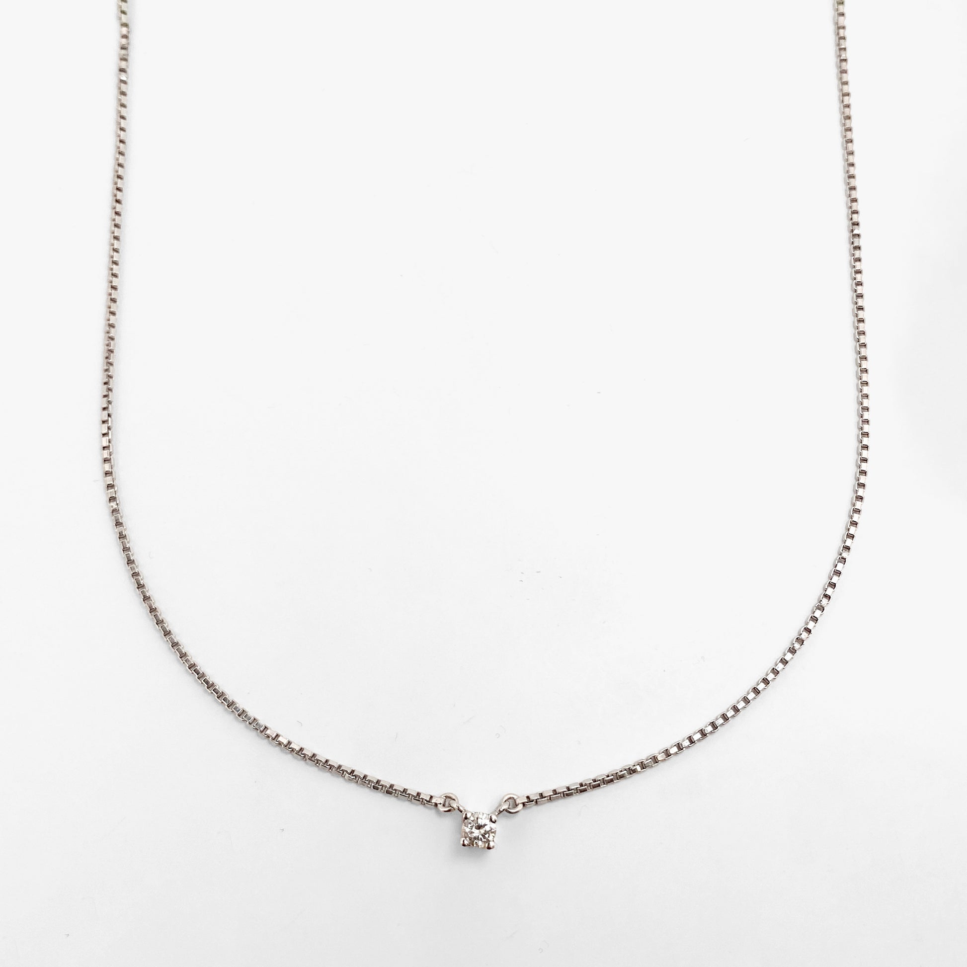 Collar con cadena tipo veneciana en oro blanco de 18kt con un solitario de brillante engastado en 4 grapas. Pieza certificada y envío gratuito.