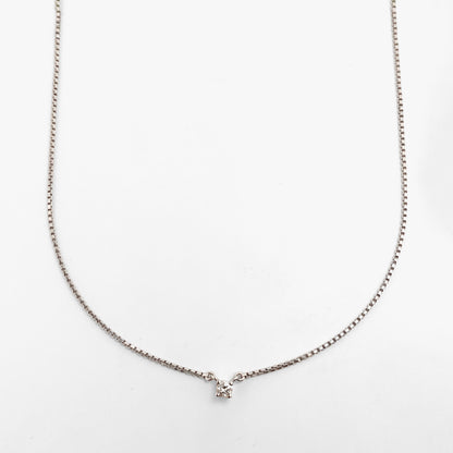 Collar con cadena tipo veneciana en oro blanco de 18kt con un solitario de brillante engastado en 4 grapas. Pieza certificada y envío gratuito.
