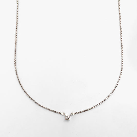 Collar con cadena tipo veneciana en oro blanco de 18kt con un solitario de brillante engastado en 4 grapas. Pieza certificada y envío gratuito.
