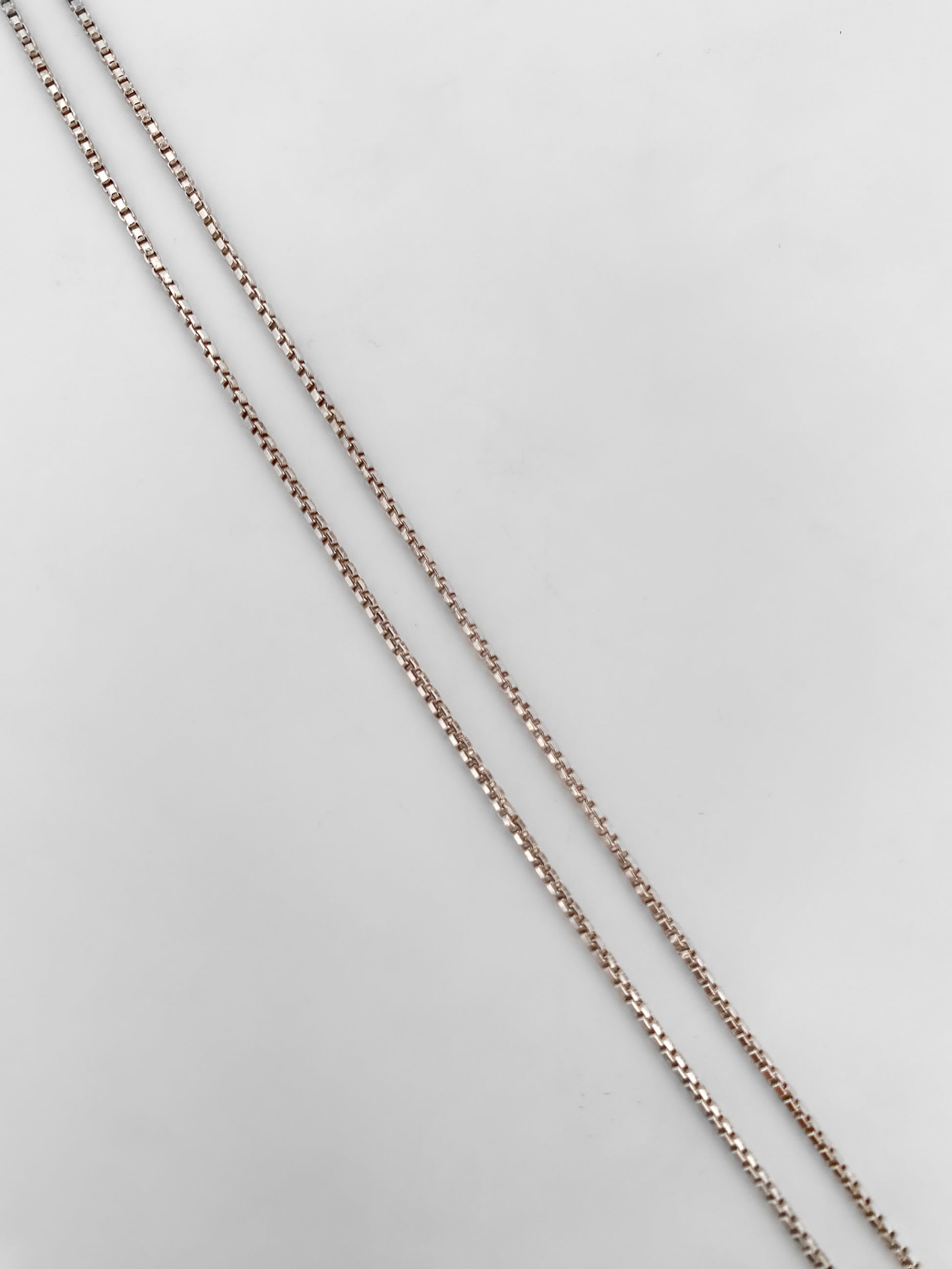 Collar con cadena tipo veneciana en oro blanco de 18kt con un solitario de brillante engastado en 4 grapas. La cadena mide 42cm. Gargantillas de oro blanco baratas